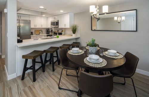Sunset House | Walking distance to MIll Ave, Tempe Beach Park, Sun Devil Stadium, ASU. UPDATED!