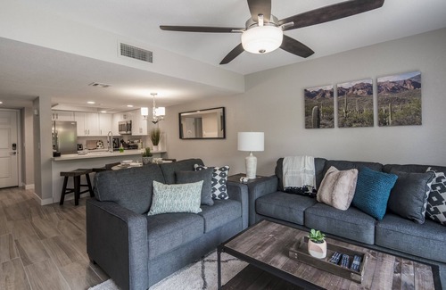 Sunset House | Walking distance to MIll Ave, Tempe Beach Park, Sun Devil Stadium, ASU. UPDATED!
