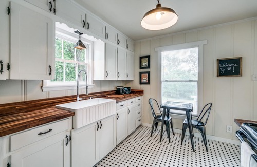 Grapevine House | Walking distance to the Gaylord and backs to Lake Grapevine!