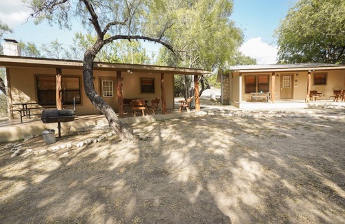 Sabinal Cabin | Walking distance to the Frio River, access to shared pool