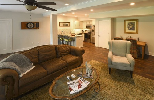 University Hills House | Walking distance to the grove! .08 of a mile! Still open for S. Car, Cit, FL
