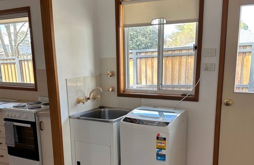 Armidale House | Walking Distance to Town