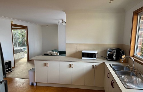 Armidale House | Walking Distance to Town