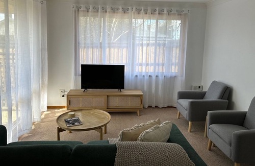 Armidale House | Walking Distance to Town