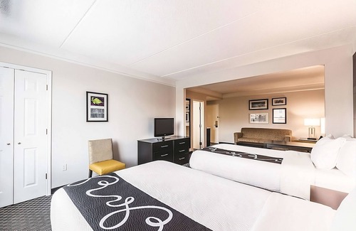 Arsenal House | Walking Distance to San Antonio Art League Museum! 3 Units w/ FREE Breakfast!