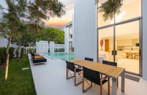 Si Sunthon Villa | Wallaya Pool Villa With 3 Bedrooms Near Laguna by TropicLook