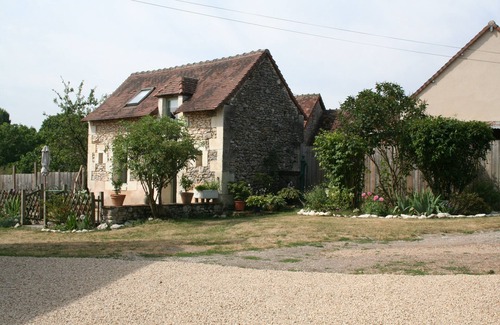 Pleumartin Cottage | Walnut Lodge, 1 bedroom traditional Gite in rural location