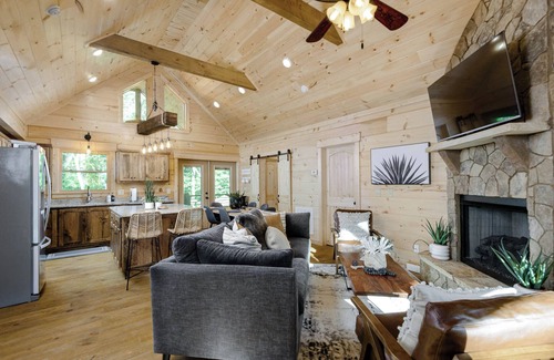 Ellijay Cabin | Wand.rlust Hilltop Retreat! Serenity, Relaxation & Unique Modern Rustic Cabin
