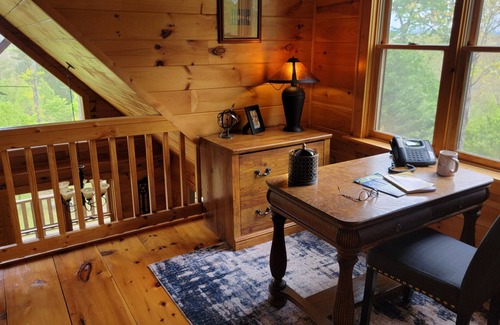 Murphy Cabin | Wanderlust! Cozy 2-bedroom cabin with Mountain Views in lovely Murphy with WiFi
