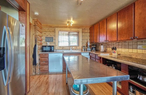 Eagar Cabin | Wapiti Run Retreat - Secluded Log Cabin on 4 Acre Lot w/Mountain & Pond Views