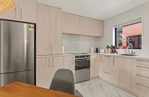 Henderson House | Warm and Bright 2 Bed Townhouse