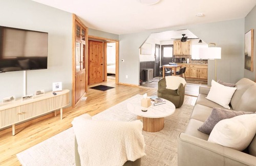 Sheridan House | Warm and inviting 2BR retreat in central Sheridan. Unwind in a King Thuma bed after a day of winter adventure. Just 5 minutes to downtown dining & shops. The perfect cozy base camp.