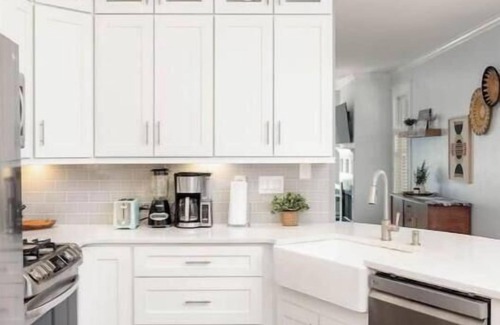 East Side House | Warm and Inviting Home Grant Park LOCAL
