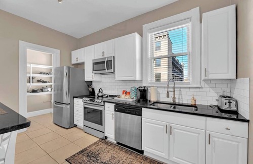 Walnut Hills Apartment | Warm and Spacious 2 Bedroom near Eden Park
