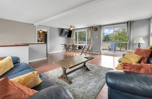 Kawartha Lakes House | Warm Casa by the Bay✦Sunroom✦Balcony✦BBQ & Grill!