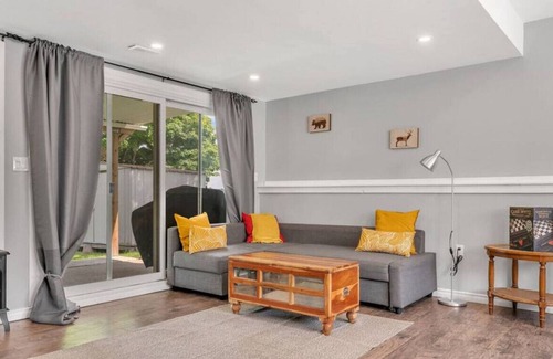 Kawartha Lakes House | Warm Casa by the Bay✦Sunroom✦Balcony✦BBQ & Grill!
