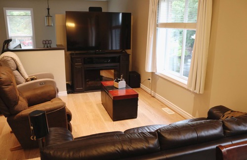 Rideau Heights House | Warm Cozy 3 Bedroom Unit - Amazing Location
