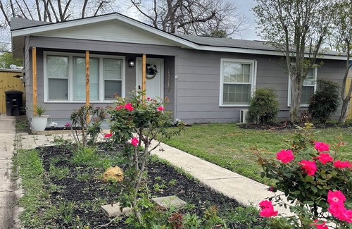 San Antonio House | Warm & Cozy Charming 3-bedroom house with WiFi and AC in fabulous San Antonio