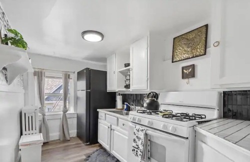 Westfield Apartment | Warm & Cozy Loft. Yard/Parking/Wine
