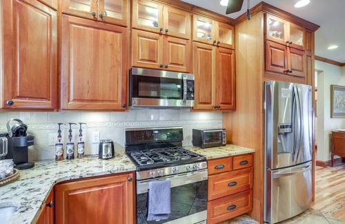 Mansfield House | Warm & Cozy Mansfield Home: Deck, Gas Fire Table!