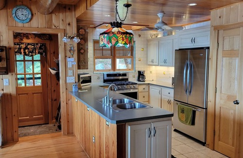 Mount Vernon House | Warm & Inviting Lakeside Retreat, Private, Tranquil Picture Perfect Setting
