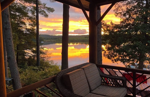 Mount Vernon House | Warm & Inviting Lakeside Retreat, Private, Tranquil Picture Perfect Setting