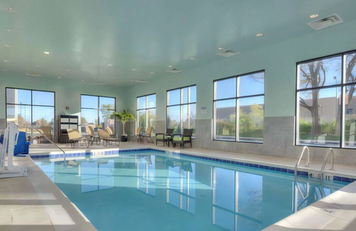 Schaumburg House | Warm & Inviting Room! Parking & Wi-Fi Included!