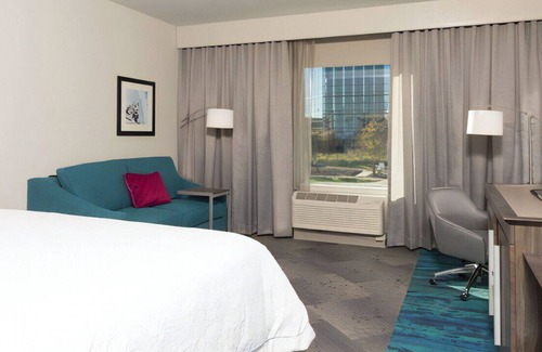 Schaumburg House | Warm & Inviting Room! Parking & Wi-Fi Included!