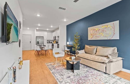 Bay Lake Apartment | Warm King Apt w/Pool & Gym Pet Friendly Near Parks