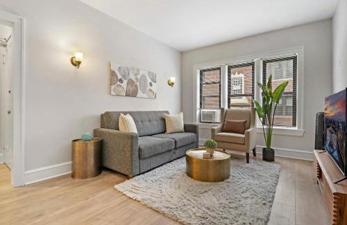 Rogers Park Apartment | Warm & Lovely 2BR Apt close to Dining & Shops - Touhy 1S