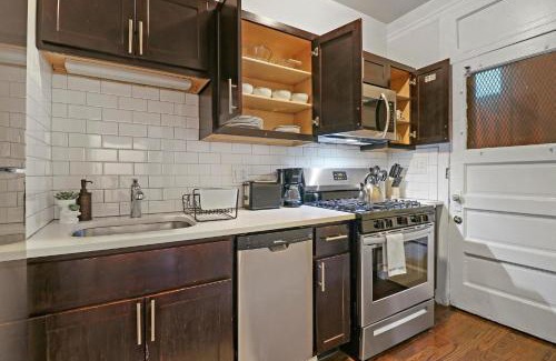 Rogers Park Apartment | Warm & Lovely 2BR Apt close to Dining & Shops - Touhy 1S