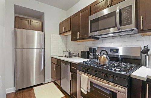 Rogers Park Apartment | Warm & Lovely 2BR Apt close to Dining & Shops - Touhy 1S