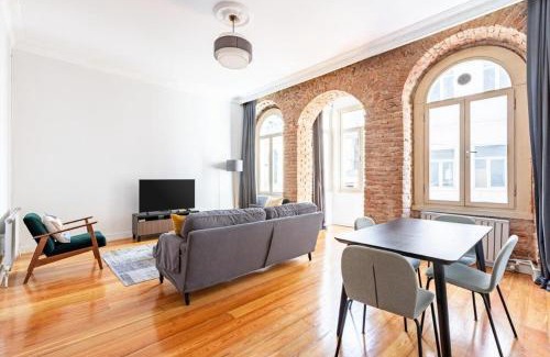 Galata Apartment | Warm Rustic Charming 2bd Galata Wpatio Gem! #320