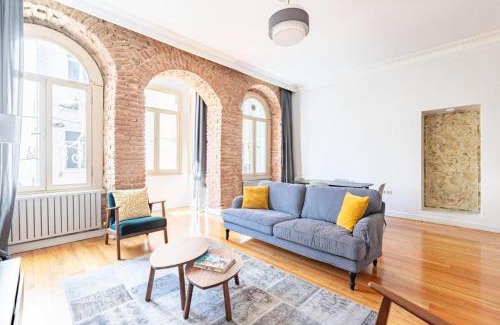 Galata Apartment | Warm Rustic Charming 2bd Galata Wpatio Gem! #320