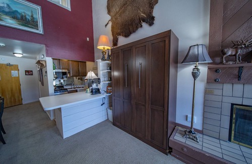 Lakeside Village Condo | Warm & Spacious condo with free shuttle & hot tub