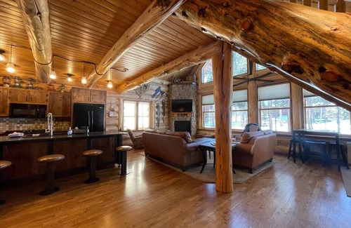 Dubois Cabin | Warm Springs Lodge on Union Pass Near Yellowstone