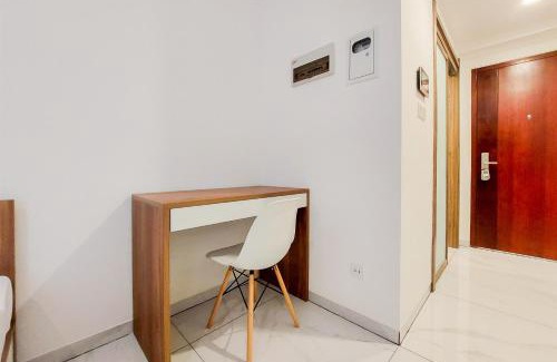 Pinang Apartment | Warm Studio at 38th Floor Sky House Alam Sutera Apartment By Travelio