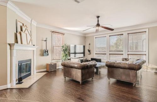 West Campus Apartment | Warm Suburban 3BR Townhome near DT