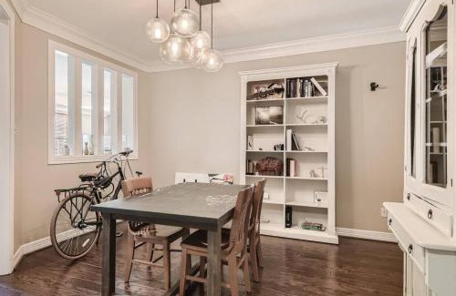 West Campus Apartment | Warm Suburban 3BR Townhome near DT
