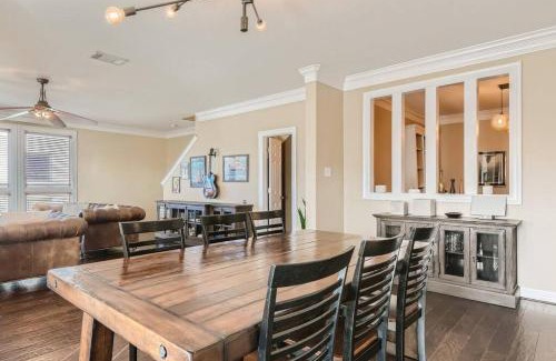 West Campus Apartment | Warm Suburban 3BR Townhome near DT