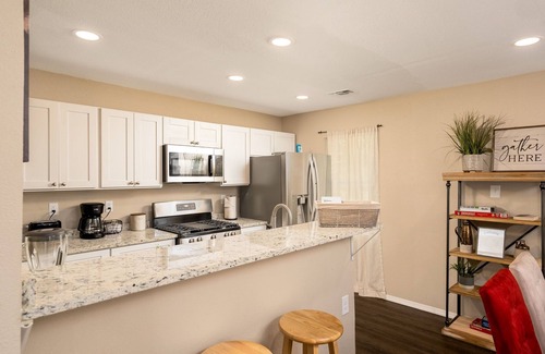 Vance Jackson House | Warm Suburban Charmer Very Close to Medical Center and Convenient To Attractions