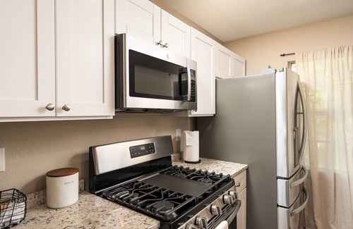 Vance Jackson House | Warm Suburban Charmer Very Close to Medical Center and Convenient To Attractions
