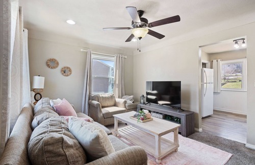 Des Moines House | Warm & Welcoming House, Cozy vibes & Free snacks