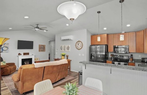 Salem House | Warm & Welcoming Solar Home on Keizer Quiet Lane