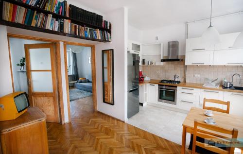 Srodmiescie Apartment | Warsaw Concierge Bracka Retro flat