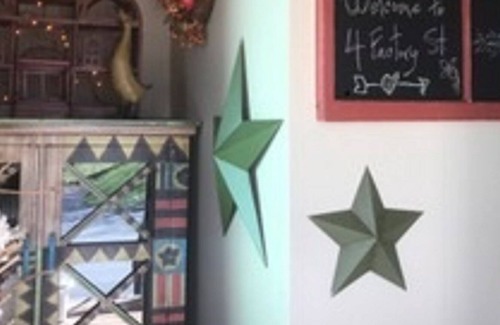 Warwick House | Warwick Village Deli House Up, Fabulous 2nd Floor private apartment