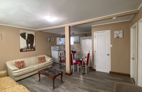 Wasaga Beach Cottage | Wasaga Beach Walk to Main Beach Free Parking Free Wi-Fi