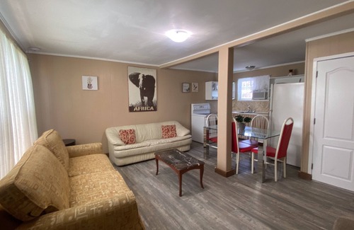Wasaga Beach Cottage | Wasaga Beach Walk to Main Beach Free Parking Free Wi-Fi