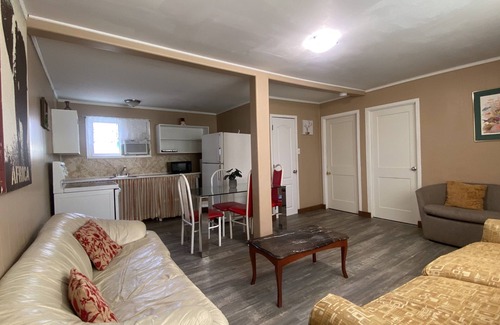 Wasaga Beach Cottage | Wasaga Beach Walk to Main Beach Free Parking Free Wi-Fi