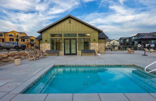 Mountain Green House | Wasatch Peak Chateau Unit A with Pool and Hot Tub